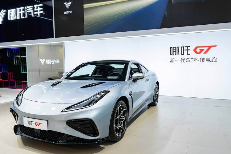 佛山196哪吒汽车在智能汽车领域的表现，领途汽车在新能源汽车市场中的影响力